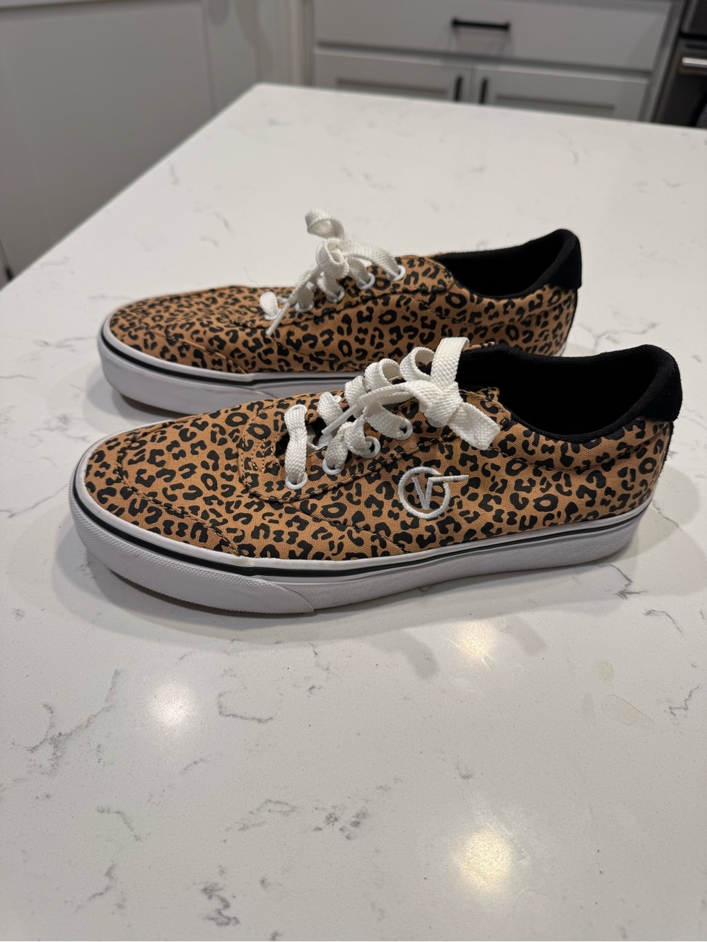 VANS Women's Casual Shoes Sneakers Cheetah Print, Size 8
